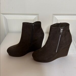 JUST FAB Jessy Wedge Booties Olive Green size 7
Zip Up New No Box Faux Suede